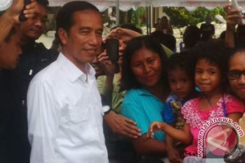 Presiden serahkan makanan tambahan di SD Bonaventura Jayapura