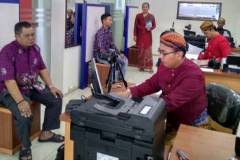 Pegawai Kantor Imigrasi Wonosobo Kenakan Pakaian Adat