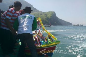 Warga Pesisir Jember Gelar Ritual Petik Laut