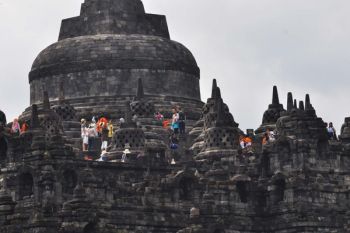 Thousands throng Borobudur Temple