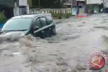Sebuah Mobil Terseret Arus Di Pagarsih Bandung Belum Ditemukan