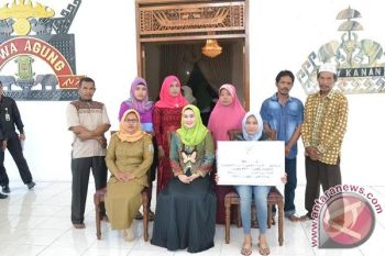 Ketua TP-PKK Waykanan Serahkan Bantuan LKKS