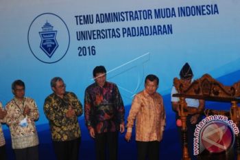 Wapres Harapkan PNS Jadi Perekat Nasional