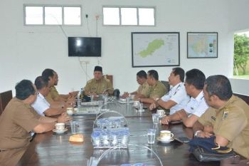 Bupati Lampung Tengah Minta Jalan Bandarjaya Dibangun Sistem Beton
