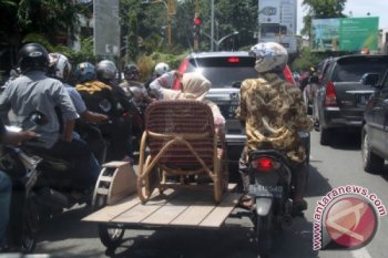 Penumpang Becak Terbuka
