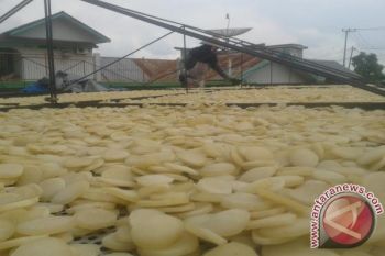 Produksi kerupuk dan kemplang di Palembang menurun