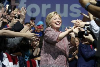 Hillary Clinton Unggul dalam Survei Pemilih Awal
