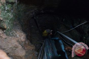 Mengais "emas" nyawa di ujung tanduk