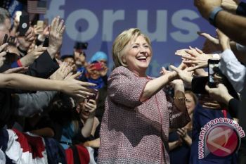 Hillary Clinton unggul dalam survei pemilih awal