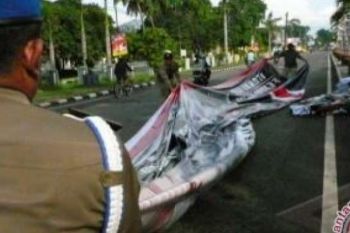 Panwaslu Pekanbaru Mulai Menertibkan APK Pilkada 2017