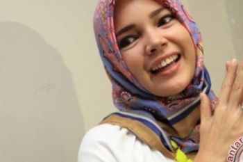 Ganti Gaya Makup Tiap Hari Ala Dewi Sandra