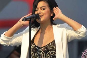 Gandeng Petra Sihombing, Eva Celia Selesaikan Video "Against Time"
