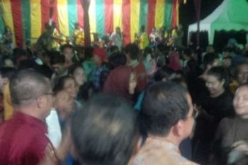 Ratusan Warga Antusias Saksikan Hiburan Endeng-Endeng    