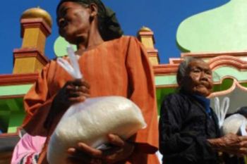 Ratusan KK Di Kelurahan Tampan Terima 15 Kilogram Beras
