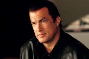 Steven Seagal Dianugerahi Kewarganegaraan Rusia Oleh Presiden Vladimir Putin