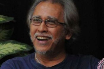 Bersama Ratusan Warga, Iwan Fals Mengecat Kawasan Kampung Kumuh