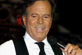 Manajemen Julio Iglesias Membatalkan Konser Di Bali