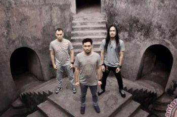 Andra And The Backbone Pukau Masyarakat Laos 