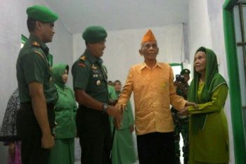 Prajurit Korem Wijayakusuma Rehab Rumah Veteran