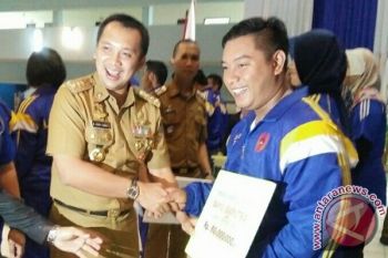 Pemprov Lampung Serahkan Bonus Kontingen PON