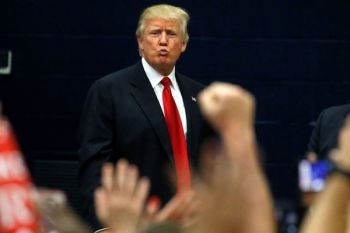 Trump Unggul Tipis dari Clinton dalam Survei