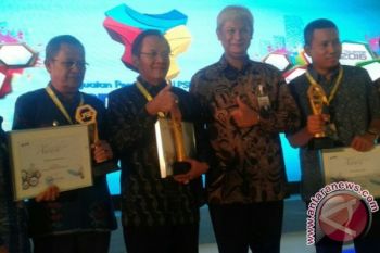 Gubernur Longki Djanggola terima 'National Procurement Award'