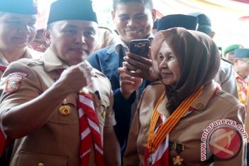 Nenek Pramuka Tertua Kapuas Terharu Dicium Tangan Gubernur Sugianto 