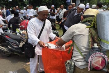 Pengunjuk Rasa sukarela Punguti Sampah