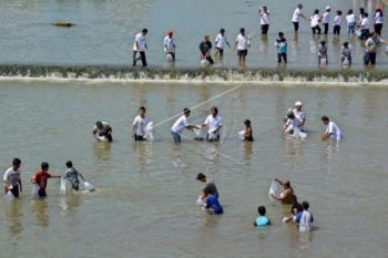 Siswa Tebar Benih Ikan Sambut Hari Puspa-Satwa