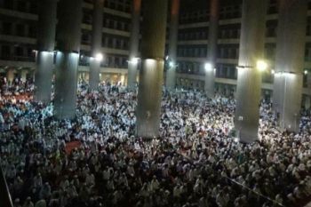 Massa kumandangkan takbir dan sholawat di Istiqlal