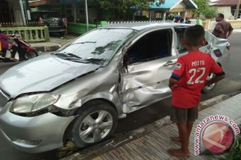 KA Padang-Pariaman Tabrak Mobil Anggota Polisi