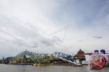 Jembatan Apung Pertama di Indonesia