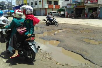 Warga keluhkan jalan berlubang di Bandarlampung  