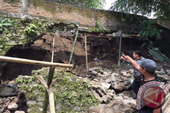 Penanganan makam longsor dilakukan tiga daerah