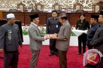 Pimpinan DPRD Dan Gubernur Disarankan Bertemu, Ada Apa Ya?