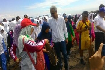 Hari Pahlawan, Ganjar dan Pelajar Bersihkan Pantai Teluk Penyu