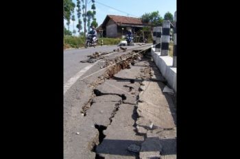 Longsor Akibatkan Jalan Magelang-Purworejo Retak