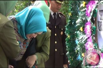 Istri Mantan Danrem Tak Kuasa Menahan Tangis