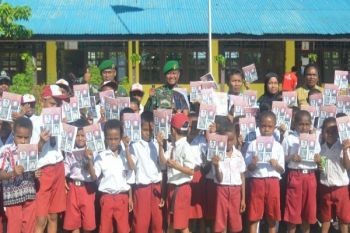Satgas Pamtas RI-PNG bagi-bagi buku bersampul Pahlawan Nasional 