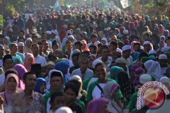 Jalan Sehat Santri Diwarnai Kampanye Cinta Damai
