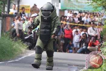 Gegana Polda Kaltim Periksa Bungkusan dari Lokasi Ledakan