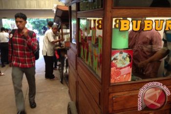 Balai rakyat Ahok-Djarot Layani Aspirasi Masyarakat dan Sajikan Bubur Gratis
