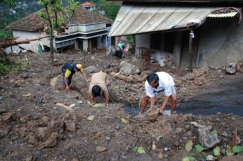 Warga Singkirkan Material Longsor Tlogopucang Temanggung