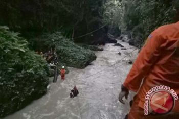 Tim penyelamat cari korban air bah Bone 