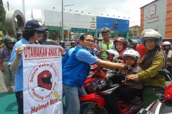 Polisi Kudus Bagikan Helm Gratis