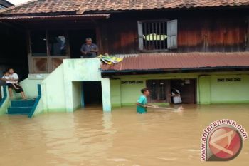 Sungai Enim meluap jalan Lintas Tengah terendam