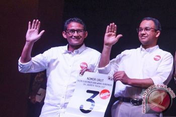Sandiaga Disambut Meriah Pedagang