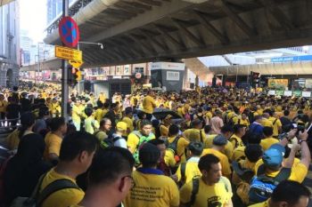 Kuala Lumpur Dipenuhi Demonstran Kaos Merah dan Kaos Kuning