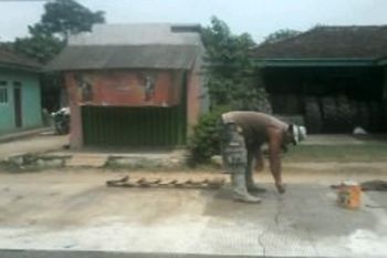 Warga Pertanyakan Pengecoran Jalan Wates-Metro Lampung
