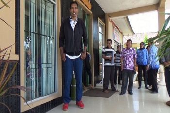 Max Yanto, Pria Bertubuh Tinggi Asal Lampung Utara